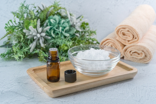 器に盛られたバスソルトとタオル