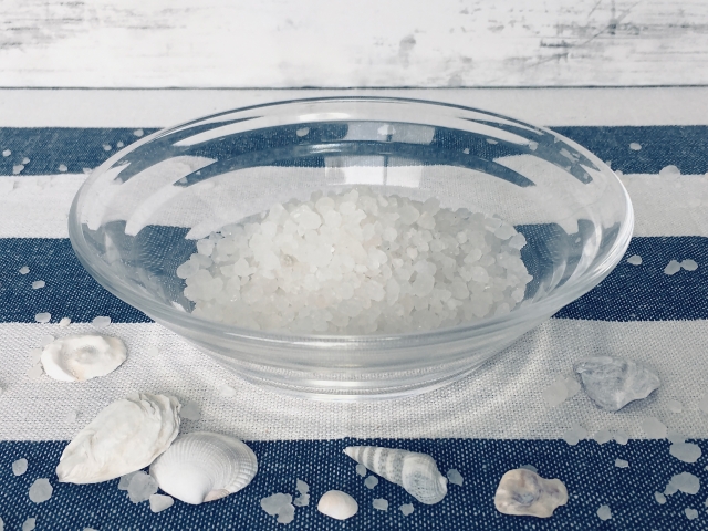 ガラスの器に盛られたバスソルト