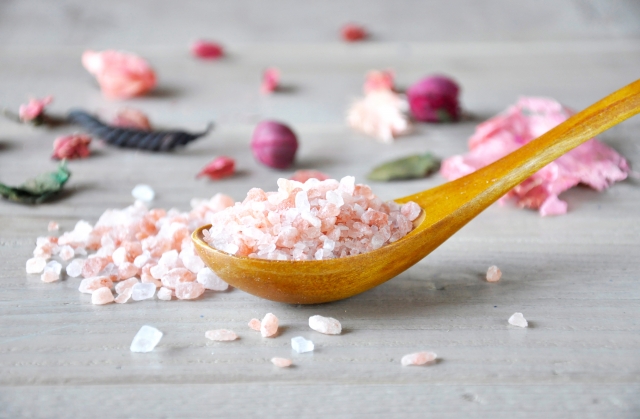 スプーンに盛られたバスソルト