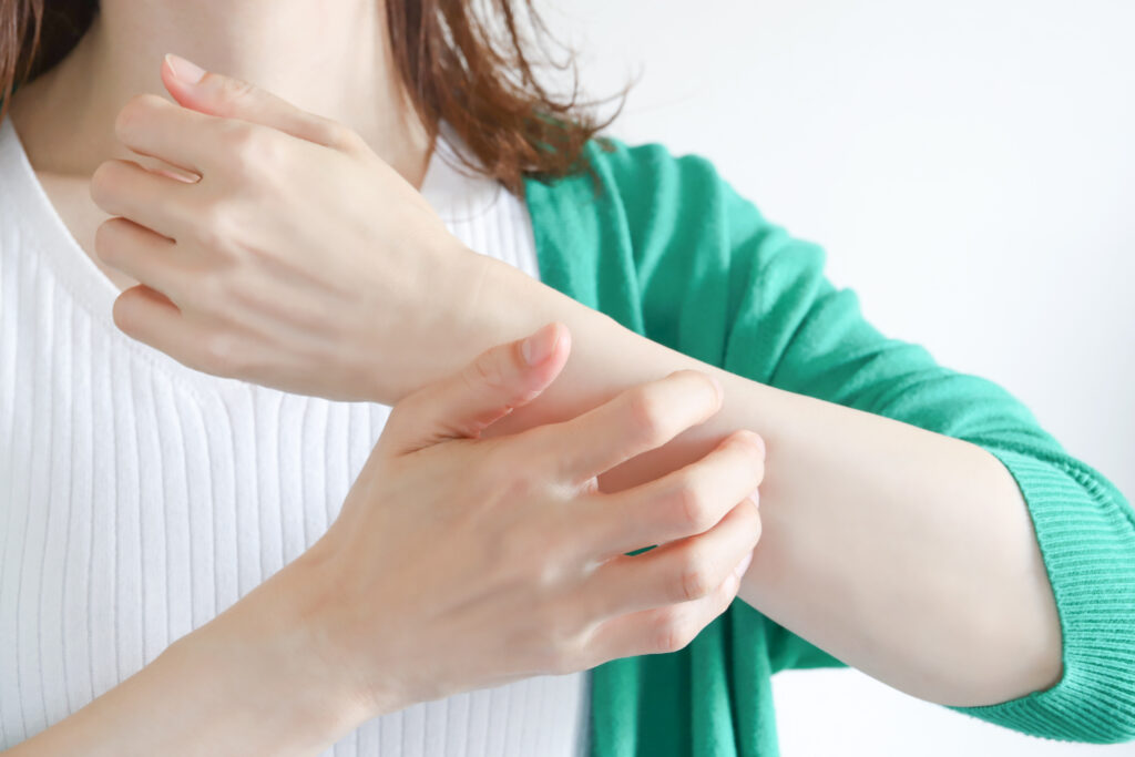 手をかく女性