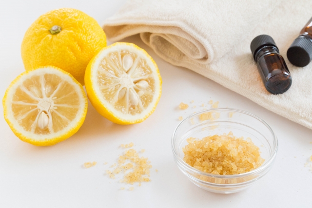 バスソルトとアロマオイルの瓶