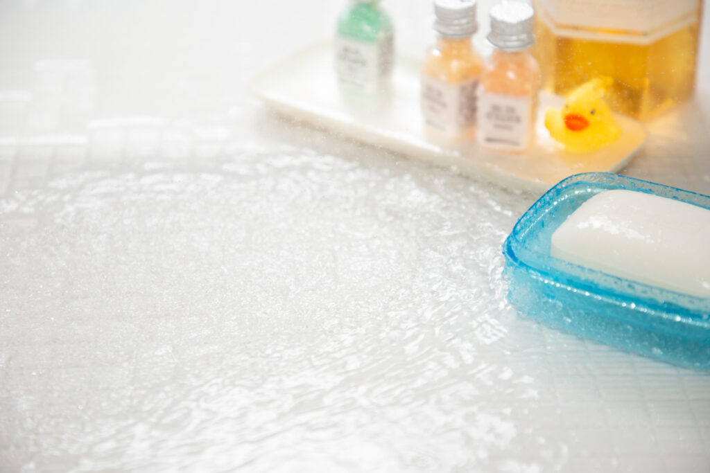 浴室に置かれたバスソルトと石鹸